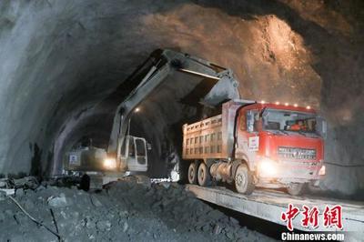 成昆鐵路復(fù)線四川境內(nèi)首座特長(zhǎng)隧道貫通 鐵路專(zhuān)用測(cè)量技術(shù)助力攻堅(jiān)